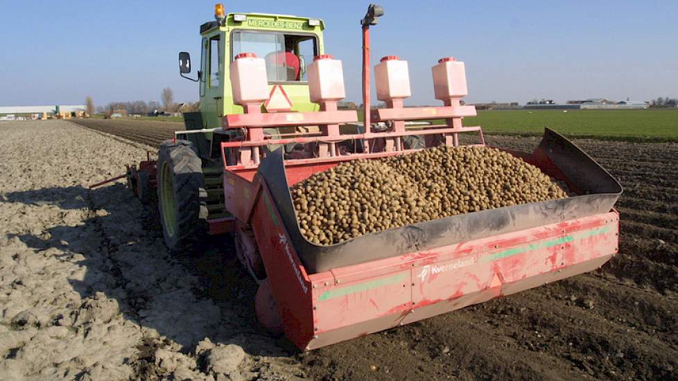 Voor de tweede helft april gaan er dit jaar nog niet veel aardappelen de grond in.