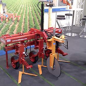 De stuurschijf aan de schoffelmachine voorkomt dat deze scheef gaat hangen achter de trekker.