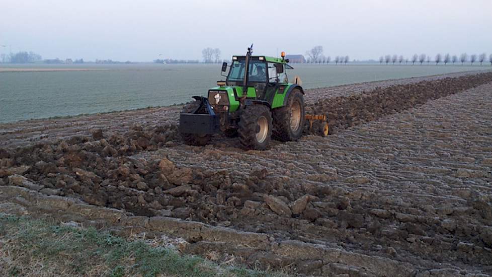 Akkerbouwer Van Nieuwenhuijzen bewerkt met een cultivator een bevroren perceel in het Zeeuwse Sint-Philipsland. De trekker, een Deutz Fahr 6.30 is van maatschap Van Nieuwenhuijzen.