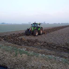 Akkerbouwer Van Nieuwenhuijzen bewerkt met een cultivator een bevroren perceel in het Zeeuwse Sint-Philipsland. De trekker, een Deutz Fahr 6.30 is van maatschap Van Nieuwenhuijzen.
