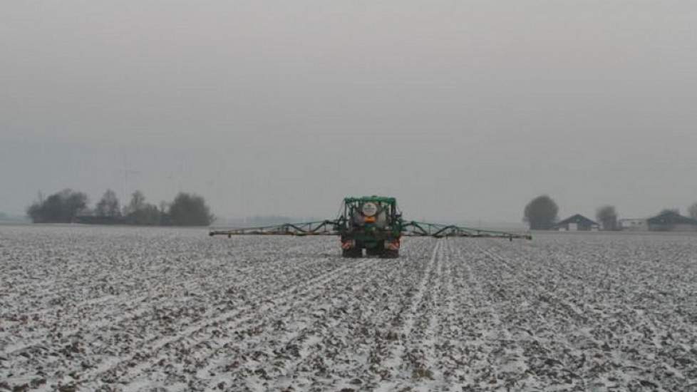 Harry Schreuder spuit kali op een perceel waar later dit jaar fritesaardappelen worden geplant. Schreuder heeft een akkerbouwbedrijf van 45 hectare in de omgeving van Swifterbant.