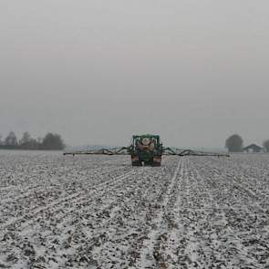 Harry Schreuder spuit kali op een perceel waar later dit jaar fritesaardappelen worden geplant. Schreuder heeft een akkerbouwbedrijf van 45 hectare in de omgeving van Swifterbant.