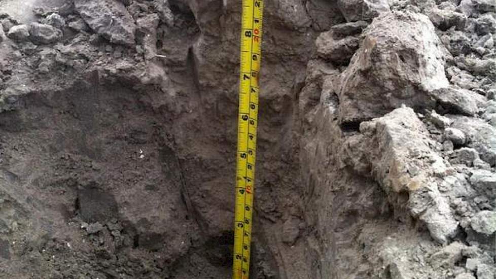 Arjan Douma meet hoe diep de vorst al in de grond zit. Na goed hakken met een breekijzer ontdekt hij dat de vorst al minimaal 22 centimeter diep zit. Vader Renze Douma heeft een akkerbouwbedrijf in Bant met 17 hectare tafelaardappelen.