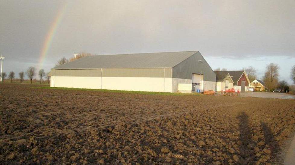 Jan Willemsens heeft een foto gestuurd van zijn akkerbouwbedrijf, omringd door een regenboog. Als zijnde een symbool voor een nieuwe start. ‘Het werk is klaar, en klaar voor de start’, aldus de akkerbouwer.