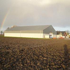 Jan Willemsens heeft een foto gestuurd van zijn akkerbouwbedrijf, omringd door een regenboog. Als zijnde een symbool voor een nieuwe start. ‘Het werk is klaar, en klaar voor de start’, aldus de akkerbouwer.