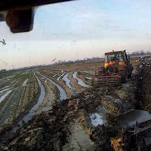 Pootgoedtelers Melle Kager en Marco Wisse hebben met de woel voor zich uit nog even een hoekje stukgereden koolland geploegd. Beide telen ze tussen de 15 en 20 hectare per jaar. De vorstlaag was al te dik om zo te ploegen. Om twee uur ’s nachts waren de a