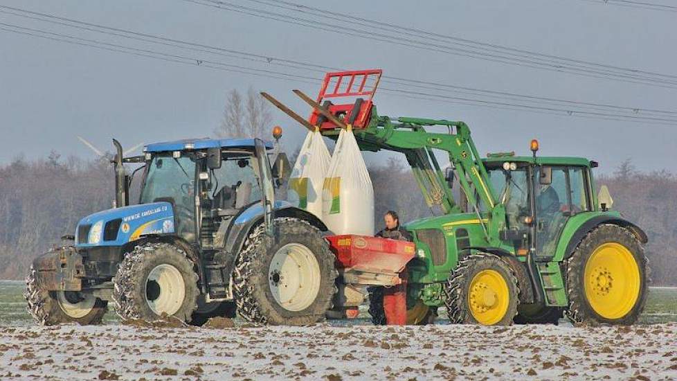 Tulpenteler Erik de Wit uit Bovenkarspel strooide vorige week met hulp van tijdelijke kracht Marc van Diepenbeek kali-kunstmest op een 5 hectare groot tulpenperceel in Swifterbant. Volgens De Wit is het gebruikelijk om zo vroeg in het jaar kunstmest te st