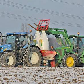Tulpenteler Erik de Wit uit Bovenkarspel strooide vorige week met hulp van tijdelijke kracht Marc van Diepenbeek kali-kunstmest op een 5 hectare groot tulpenperceel in Swifterbant. Volgens De Wit is het gebruikelijk om zo vroeg in het jaar kunstmest te st