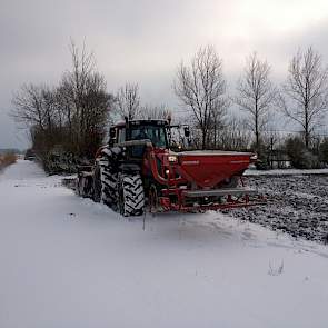 Loonbedrijf Knuit is aan het spitploegen bij akkerbouwer Hubrecht Janse. Op het perceel wordt zeekraal geteeld. Omdat het een vrij natte teelt is, is het aantal momenten voor grondbewerking beperkt, zegt Janse. ‘We hebben echt moeten wachten tot de grond