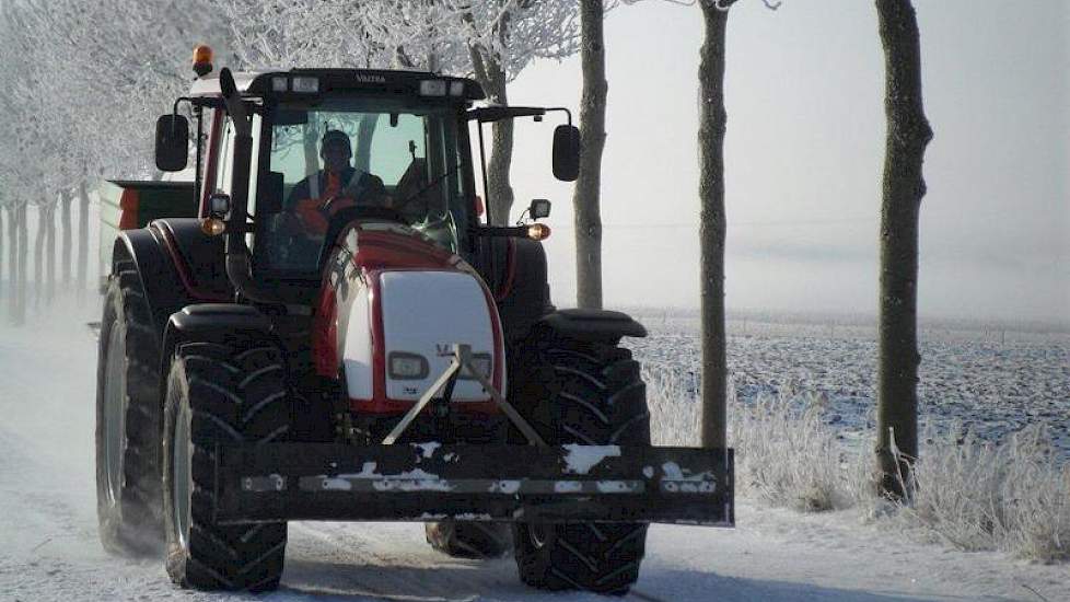 De trekker van Wilbert Kaat valt goed op in het besneeuwde landschap. ‘Alles was zo mooi bekleed met sneeuw’, zegt Kaat. De akkerbouwer is op weg naar het land om kali te strooien. Kaat heeft in de Noordoostpolder bij Nagele tegen het voormalig eiland Sch