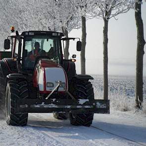 De trekker van Wilbert Kaat valt goed op in het besneeuwde landschap. ‘Alles was zo mooi bekleed met sneeuw’, zegt Kaat. De akkerbouwer is op weg naar het land om kali te strooien. Kaat heeft in de Noordoostpolder bij Nagele tegen het voormalig eiland Sch
