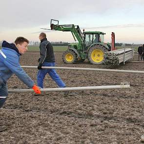 Medewerkers van bloembollenbedrijf Ton van der Lee uit De Goorn zijn op een perceel in Zuidoost Beemster bezig met het neerleggen van buizen voor een beregeningsinstallatie op tulpenland. Nu de grond bevroren is, werkt dat een stuk eenvoudiger. De buizen,