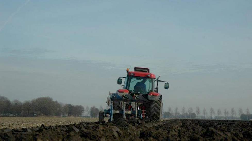 In de Noordoostpolder was het vorige week op veel plaatsen nog te nat om te zaaien. Veel akkerbouwers gebruikten deze dagen om te ploegen, zoals deze teler bij Espel. Foto: Fenneke Wiepkema