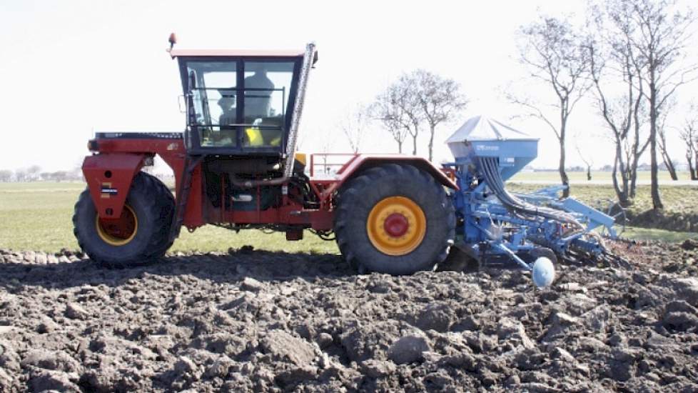 Hij doet dit met een driewieler van GML Haarlo. ‘Vroeger zat op deze driewieler een mesttank gemonteerd, nu is het belangrijk om drie wielen te hebben zodat we  een vlakke baan creëren voor de kopeg’, aldus de medewerker. Foto: Ruth van Schriek
