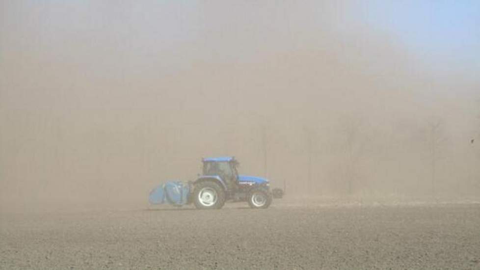 Het zicht wordt bijna volledig ontnomen door de zandstormen. Foto: Kort Mechanisatie