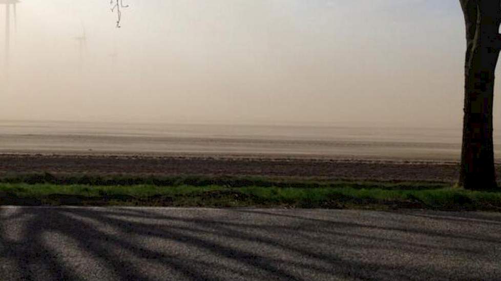 Erik Nagelhoud, specialist akkerbouw bij Agrifirm Plant  ziet met lede ogen aan hoe veel grond wegwaait. Zoals op deze foto, gemaakt in Flevoland.