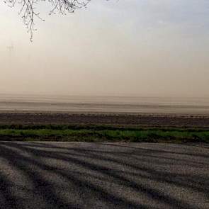 Erik Nagelhoud, specialist akkerbouw bij Agrifirm Plant  ziet met lede ogen aan hoe veel grond wegwaait. Zoals op deze foto, gemaakt in Flevoland.