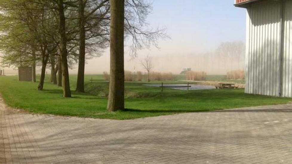 Deze zandstormen hebben wij nog niet meegemaakt, zegt akkerbouwer Kees van Woerden uit Biddinghuizen. ‘Al de dure grond waait weg.’
