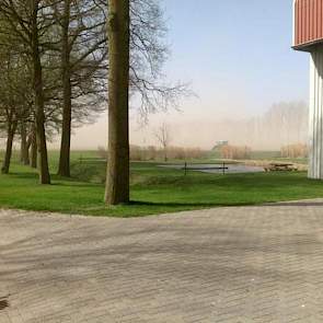 Deze zandstormen hebben wij nog niet meegemaakt, zegt akkerbouwer Kees van Woerden uit Biddinghuizen. ‘Al de dure grond waait weg.’