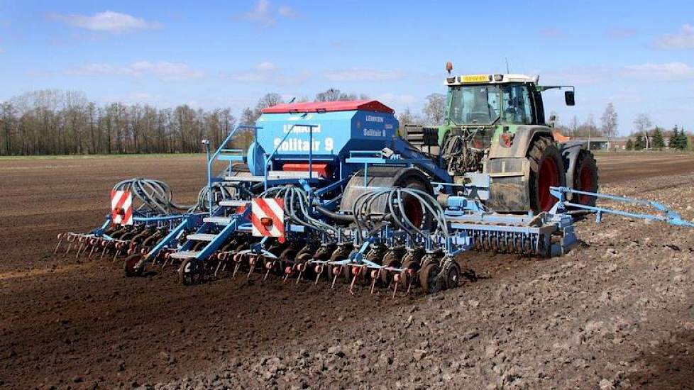 Akkerbouwer en loonwerker Bert Sloetjes zaait hier de fijnere soort, later volgt een grover ras.