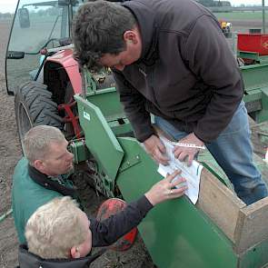 Voortdurend overleggen de akkerbouwers Arnoud Boerma (Nieuw Weerdinge), Edwin Sturre (Emmercompascuum), Erik Wierenga (Roswinkel) en Frits Weites, teeltadviseur van WPA-Robertus over de aanleg van het proefveld: welke aardappelen moeten waar worden gepoot