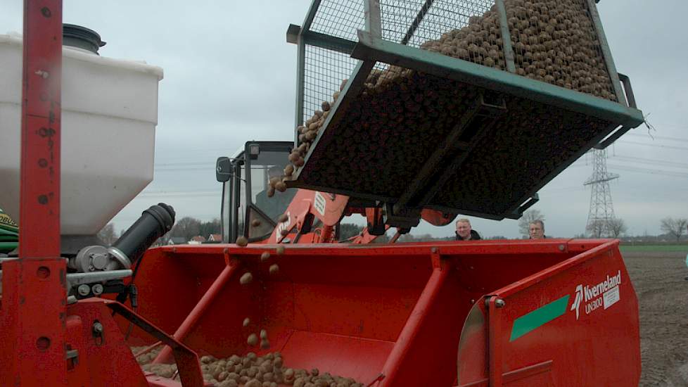 Met een Kverneland pootmachine worden de Seresta’s gepoot. Deze aardappelen worden op de spuitsporen gezet. De Renault trekker voor deze pootmachine is voorzien van gps en zet de banen uit.