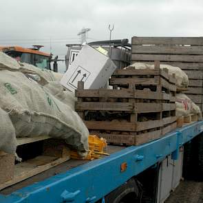 Op een platte wagen staan de verschillende rassen uitgestald, in zakken, kuubskisten en kiembakjes.