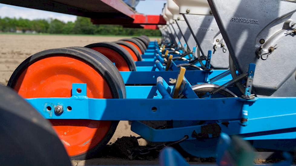 De machine heeft een werkbreedte van 6 meter. Op dit perceel werd 3,8 kilometer per uur gereden en werden 280.000 zaden per hectare gezaaid.