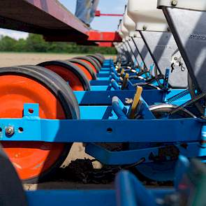 De machine heeft een werkbreedte van 6 meter. Op dit perceel werd 3,8 kilometer per uur gereden en werden 280.000 zaden per hectare gezaaid.