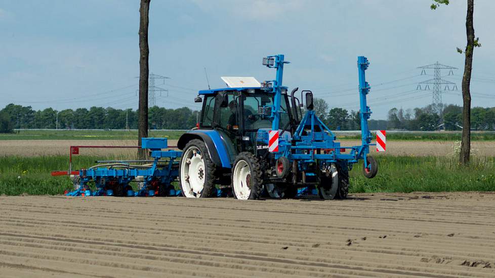 De gaasrolletjes voorop de trekker zijn om een eventuele korst te breken, maar op dit zanderige perceel is dat overbodig.