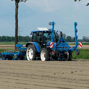De gaasrolletjes voorop de trekker zijn om een eventuele korst te breken, maar op dit zanderige perceel is dat overbodig.