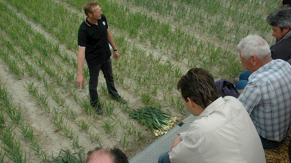 Tom Langenberg van De Groot en Slot geeft uitleg over een bemestingsproef in plantuien. In het ras Troy (medio oktober geplant) is stikstof aangebracht, trapsgewijs oplopend tot 160 kilo N per hectare.
