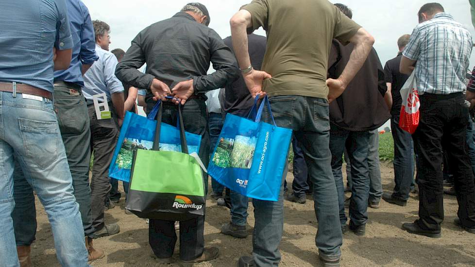 Op de bedrijvenmarkt in de loods van de Rusthoeve staan vele bedrijven uit de akkerbouw, waar de bezoekers niet alleen de nieuwste ontwikkelingen kunnen horen, maar ook veel gadgets mee kunnen nemen. Over het hele terrein lopen de akkerbouwers, jong en ou