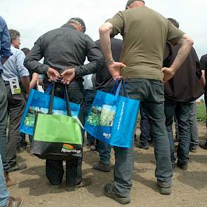 Op de bedrijvenmarkt in de loods van de Rusthoeve staan vele bedrijven uit de akkerbouw, waar de bezoekers niet alleen de nieuwste ontwikkelingen kunnen horen, maar ook veel gadgets mee kunnen nemen. Over het hele terrein lopen de akkerbouwers, jong en ou