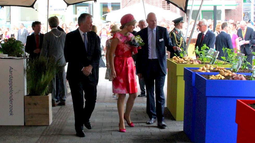Tijdens het Koninklijk bezoek werden Willem-Alexander en Máxima rondgeleid in een speciale aardappeltent. Jan van Hoogen, directeur van Agrico, liet de rol van de aardappel in de wereldhandel zien.