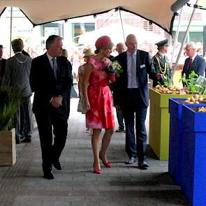 Tijdens het Koninklijk bezoek werden Willem-Alexander en Máxima rondgeleid in een speciale aardappeltent. Jan van Hoogen, directeur van Agrico, liet de rol van de aardappel in de wereldhandel zien.
