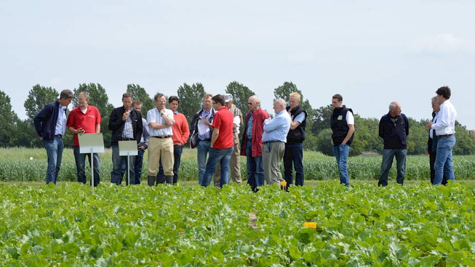 De verschillende objecten onkruidbestrijding in suikerbieten werden toegelicht door Henk de Vlieger, teeltadviseur bij Mol Agrocom. In deze proef liggen onder meer nieuwe middelen die de komende jaren een toelating zullen krijgen.