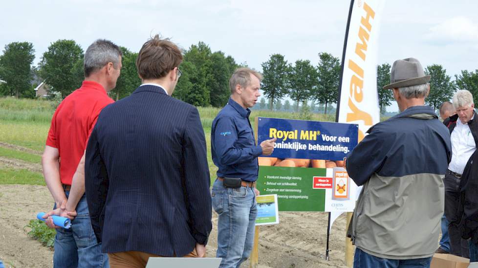 Harry Hansma, technisch adviseur bij gewasbeschermingsmiddelenfabrikant Certis, gaf een toelichting op de toepassing van MH in aardappelen. In de teruggeplante veldjes van in 2012 behandelde en onbehandelde knollen, was duidelijk te zien dat MH naast kiem