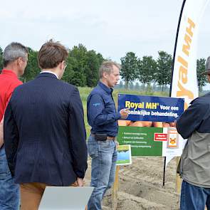 Harry Hansma, technisch adviseur bij gewasbeschermingsmiddelenfabrikant Certis, gaf een toelichting op de toepassing van MH in aardappelen. In de teruggeplante veldjes van in 2012 behandelde en onbehandelde knollen, was duidelijk te zien dat MH naast kiem
