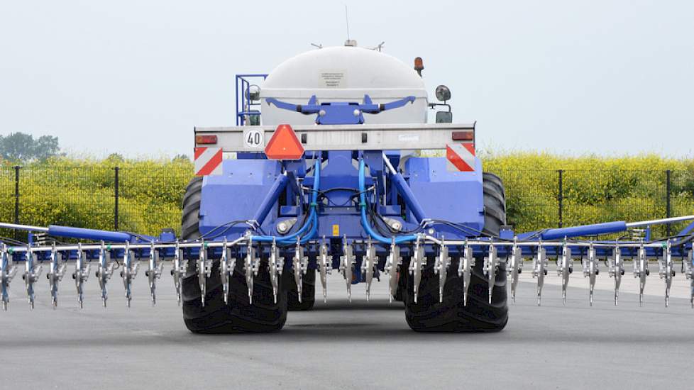Op het erf en in de bedrijfshal waren ook nog verschillende ontwikkelingen te bezichtigen. Onder meer de nieuwe Güstrower spaakwielbemester waar de afgelopen jaren veel ervaring mee is opgedaan in samenwerking met loonbedrijf Varekamp uit Tinte.