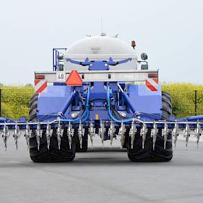 Op het erf en in de bedrijfshal waren ook nog verschillende ontwikkelingen te bezichtigen. Onder meer de nieuwe Güstrower spaakwielbemester waar de afgelopen jaren veel ervaring mee is opgedaan in samenwerking met loonbedrijf Varekamp uit Tinte.