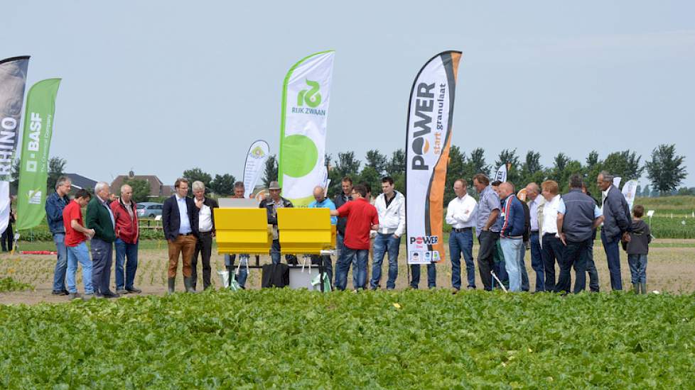 In deze rassendemo suikerbieten is één kant van het veld bemest met Powerstart Granulaat als rijenbemesting bij het zaaien. Hiermee wordt 12 kg zuivere fosfaat per hectare, op een heel efficiente manier, op het zaad meegegeven.