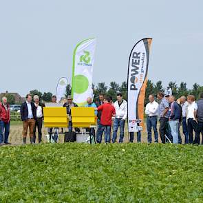 In deze rassendemo suikerbieten is één kant van het veld bemest met Powerstart Granulaat als rijenbemesting bij het zaaien. Hiermee wordt 12 kg zuivere fosfaat per hectare, op een heel efficiente manier, op het zaad meegegeven.