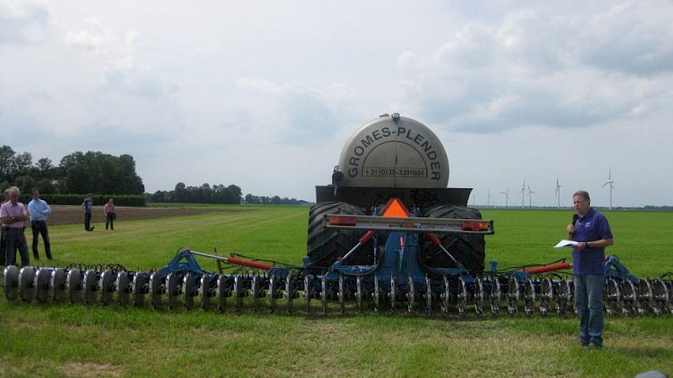 Spaakwielbemester op grasland.