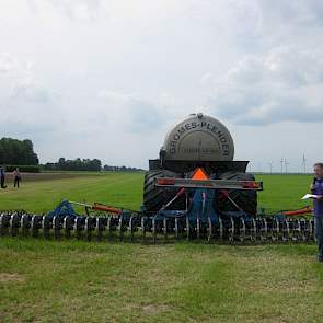 Spaakwielbemester op grasland.