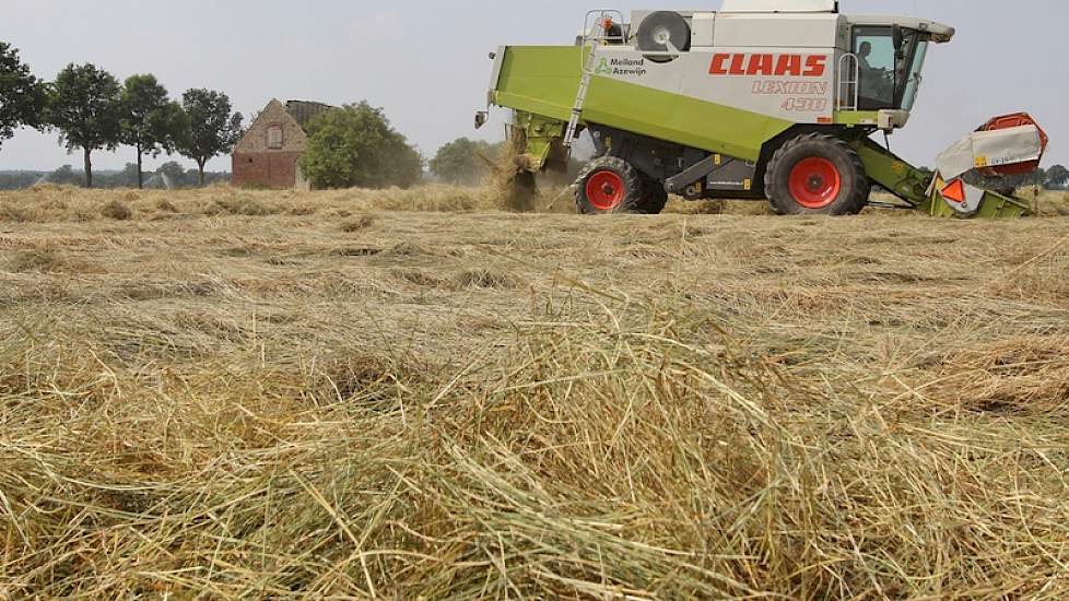Het hooi wordt tot balen geperst. Deze zijn bedoeld voor de veehouderij.