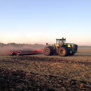 Direct na het combinen volgt een trekker met schijveneggen. In dit geval een John Deere 9430 met 12 meter Vaderstad Carrier.