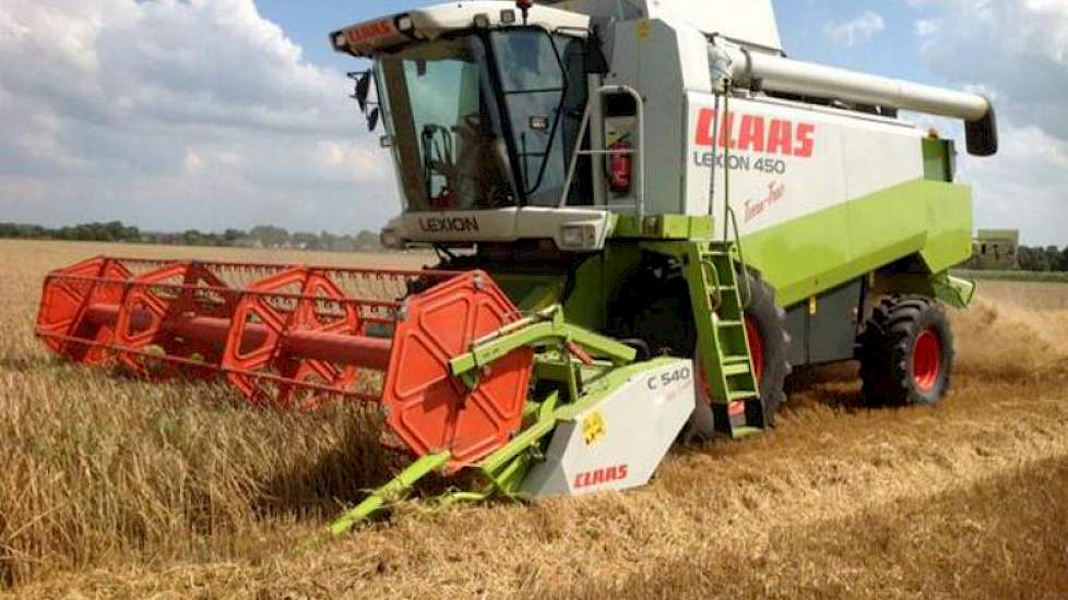 Erik Huizing dorst met een, zoals hij zelf zegt, nieuwe gebruikte Claas Lexion. ‘Draait super’, aldus de akkerbouwer uit Buinen.