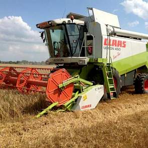 Erik Huizing dorst met een, zoals hij zelf zegt, nieuwe gebruikte Claas Lexion. ‘Draait super’, aldus de akkerbouwer uit Buinen.