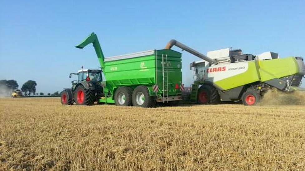 Op Novifarm, een akkerbouwbedrijf in de Hoeksche Waard is gisteren 28 hectare tarwe gedorst. Vandaag gaat het dorsen verder.